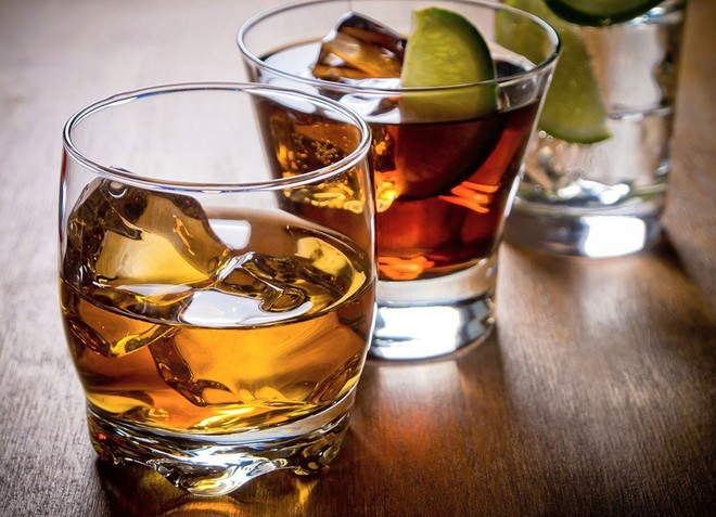 alcohol_wzbq Một trong những nguyên nhân dẫn tới tình trạng cương đau dương vật kéo dài là do sử dụng thuốc/các chất kích thích (rượu, cocaine, thuốc an thần, thuốc điều trị tăng huyết áp…)... /// Ảnh minh họa: Shutterstock