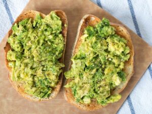 Bánh mì nướng và bơ cắt nhỏ /// SHUTTERSTOCK