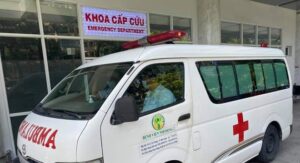 Bệnh nhi đang được hồi sức cấp cứu tại Bệnh viện Nhi đồng 2, TP.HCM. /// ẢNH: DUY TÍNH