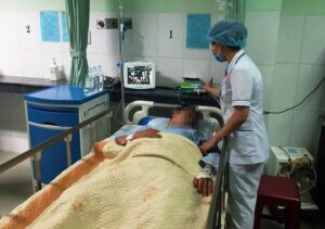 Anh H. đang điều trị tại Bệnh viện đa khoa Vĩnh Đức. /// ẢNH: BV VĨNH ĐỨC CUNG CẤP