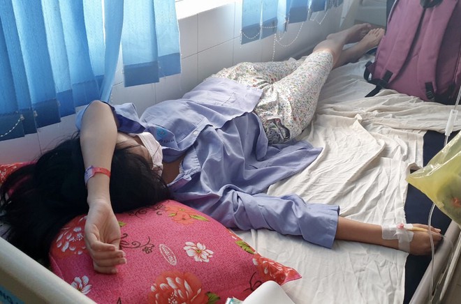 Nữ bệnh nhân D.L.H.D đã bị  sốc kháng sinh Ceftazidim sau khi bác sĩ tiêm kháng sinh cho bệnh nhân mà không hỏi ý kiến gia đình  /// Ảnh: Đình Tuyển