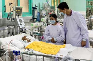 Bệnh nhi đang được các y, bác sĩ  Bệnh viện Nhi đồng 2 (TP.HCM) tích cực cứu chữa /// ẢNH: CTV
