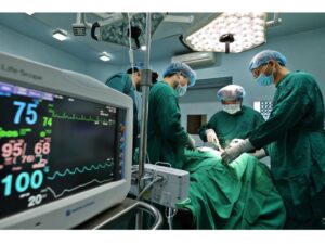 PGS Trần Ngọc Lương (thứ hai từ phải qua) thực hiện ca mổ nội soi u tuyến giáp /// THÚY QUỲNH