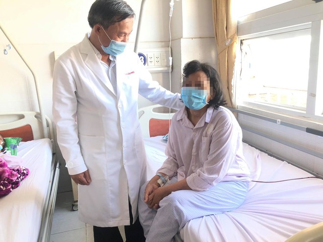 u-tuy-m_gcsd Các y, bác sĩ của Bệnh viện đa khoa TP.Cần Thơ đã phẫu thuật nội soi cứu sống nữ bệnh nhân bị khối u tụy rất hiếm gặp /// Ảnh: Đình Tuyển