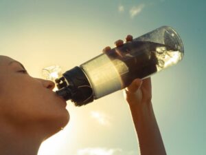 Hãy đưa ra một quy tắc là mỗi khi tập thể dục, bạn sẽ mang theo một chai nước và uống hết nó /// SHUTTERSTOCK