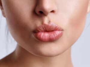 Hôn có thể giúp mang lại nhiều lợi ích sức khỏe và giúp chúng ta cảm thấy vui hơn /// Ảnh: Shutterstock