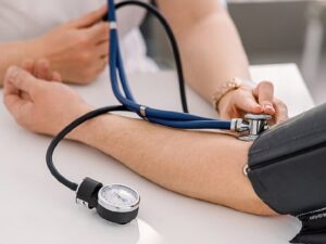 Sự chênh lệch lớn huyết áp giữa 2 cánh tay có thể cảnh báo nguy cơ bị đau tim, đột quỵ, thậm chí chết sớm /// Ảnh minh họa: Shutterstock