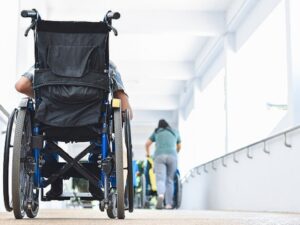 Cô bé 12 tuổi bị mẹ ruột yêu cầu phải ngồi xe lăn trong gần 8 năm dù sức khỏe em là bình thường /// Ảnh minh họa: Shutterstock