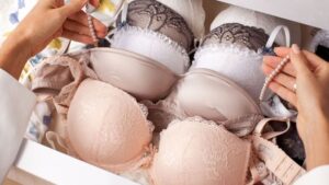 Luôn chuẩn bị nhiều áo ngực trong tủ quần áo để thay đổi hằng ngày /// Ảnh: Shutterstock