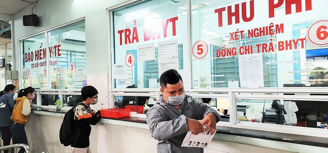bao-hiem-y-te_cvcv Từ ngày 1.1.2021, bệnh nhân có thẻ Bảo hiểm y tế được đến bệnh viện tuyến tỉnh điều trị nội trú, được hưởng đầy đủ quyền lợi Bảo hiểm y tế mà không cần giấy chuyển viện /// Ảnh: Duy Tính