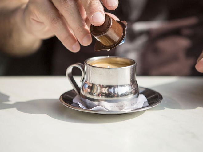 cafe_qlcc Cho quá nhiều kem cà phê và ly cà phê /// Ảnh minh họa: Shutterstock