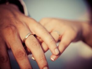 Cô gái và chàng trai đã ngã khỏi vách núi sau màn cầu hôn nhưng cả 2 đều may mắn sống sót  /// Ảnh minh họa: Shutterstock