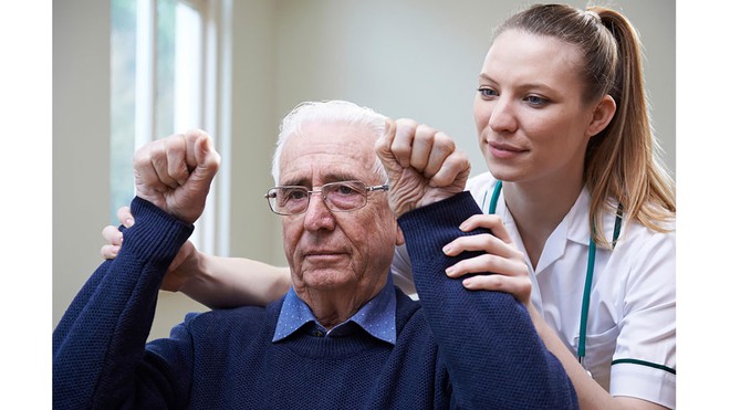 dot-quy_vooi Nếu không thể giơ hai tay lên cao, thì chắc chắn là đột quỵ rồi /// Ảnh: Shutterstock