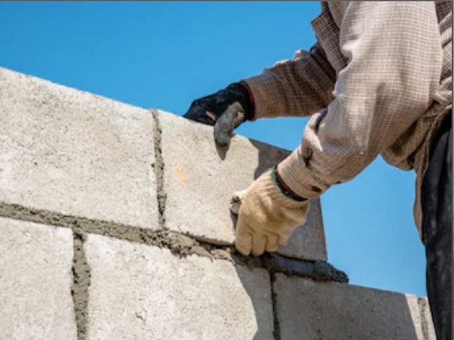 Hai người đàn ông ở Ấn Độ vẫn may mắn sống sót dù bị khối bê tông từ tầng 3 rơi trúng người /// Ảnh minh họa: Shutterstock