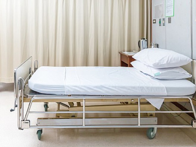 giuong-benh-shutterstock_yfdd Gia đình anh Thiên đã ở lại bệnh viện trong suốt 6 năm vì tranh cãi chi phí điều trị với bệnh viện /// Ảnh minh họa: Shutterstock