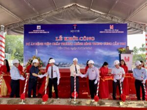 Đại diện Bộ Y tế, UBND TP.Cần Thơ và các bên liên quan động thổ khởi công Dự án Bệnh viện Chấn thương Chỉnh hình Trung ương Cần Thơ  /// Ảnh Đình Tuyển
