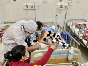 Vết thương từ cua kẹp của ông V.V.L. khá sâu, việc xử lý vết thương không đúng lại đi đắp thuốc nam, vô tình làm cho môi trường vết thương vốn đã bị nhiễm khuẩn càng tổn thương nhiều hơn, dẫn đến nhiễm trùng huyết, suy đa tạng. /// Ảnh Đình Tuyển