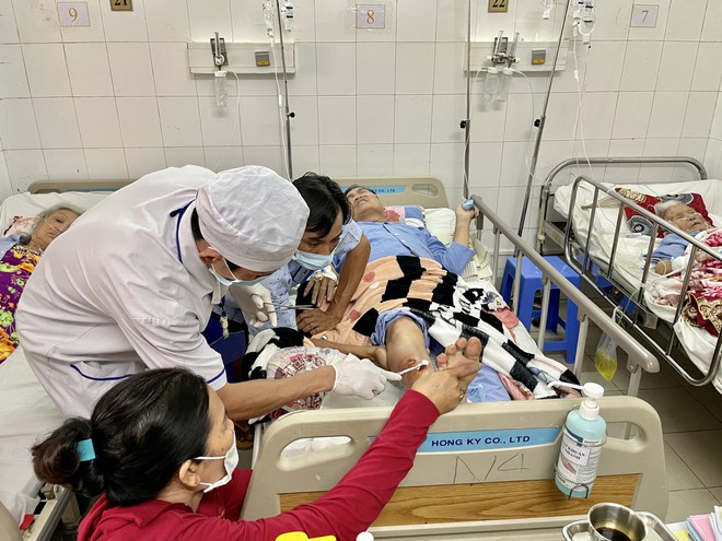 Vết thương từ cua kẹp của ông V.V.L. khá sâu, việc xử lý vết thương không đúng lại đi đắp thuốc nam, vô tình làm cho môi trường vết thương vốn đã bị nhiễm khuẩn càng tổn thương nhiều hơn, dẫn đến nhiễm trùng huyết, suy đa tạng. /// Ảnh Đình Tuyển