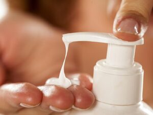 Thoa loại kem chứa hoóc môn cấm đã khiến hai má của một bé gái ở Trung Quốc phình to dị thường, trán mọc đầy lông, chân tay ú tròn /// Ảnh minh họa: Shutterstock