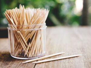 Nhiều người có thói quen xấu là ngậm tăm /// Ảnh: Shutterstock