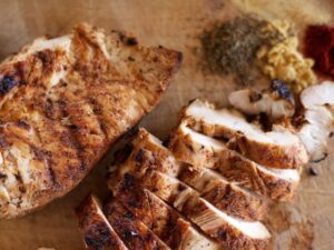 Protein cần thiết để xây dựng cơ bắp, thịt gà và thịt là hai nguồn protein chất lượng cao tốt nhất /// Ảnh: Shutterstock