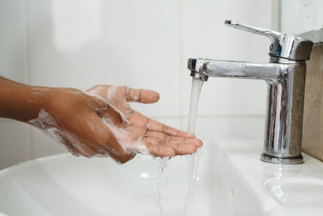 washing-hands-scrubbing-soap_qvyk WHO cũng khẳng định cách tốt nhất để phòng ngừa sự lây lan SARS-CoV-2 vẫn là
rửa tay đúng cách bằng xà phòng hoặc sử dụng dung dịch sát khuẩn có nồng độ cồn ít nhất 60% bên cạnh việc đeo khẩu trang. /// Ảnh: Shutterstock
