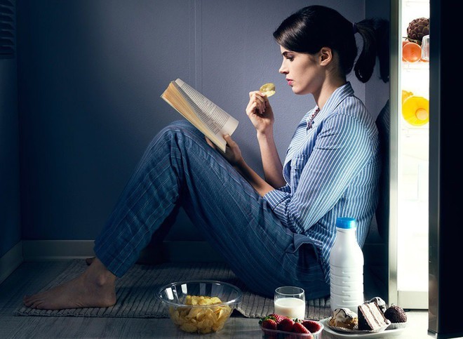 woman-eating-late-night_jjrp /// Ảnh minh họa: Shutterstock