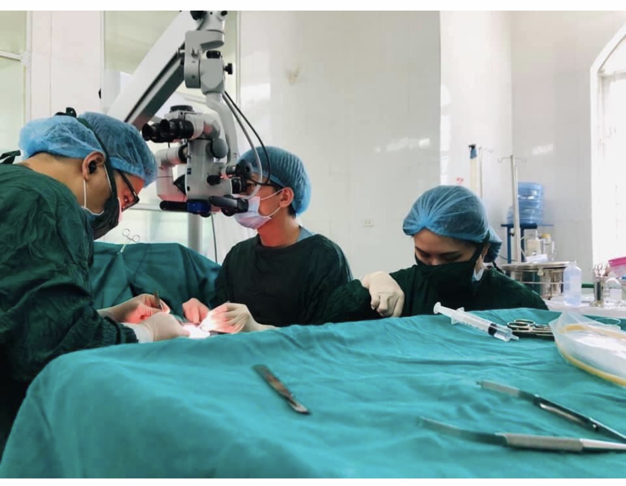 caphauthuatviphautinhhoantimtinhtrungthuchientaibvnamhocvahiemmuonhanoianhminhthu_ctwk Một ca phẫu thuật vi phẫu tinh hoàn tìm tinh trùng  /// Ảnh: Minh Thư