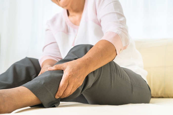 dauch_frne Bắp chân bị sưng và đau nhức có thể là dấu hiệu hình thành cục máu đông /// Shutterstock