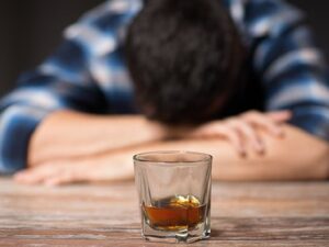 Đàn ông uống rượu bia trước khi vợ thụ thai có thể làm tăng 35% nguy cơ con sinh ra bị dị tật bẩm sinh /// Ảnh minh họa: Shutterstock