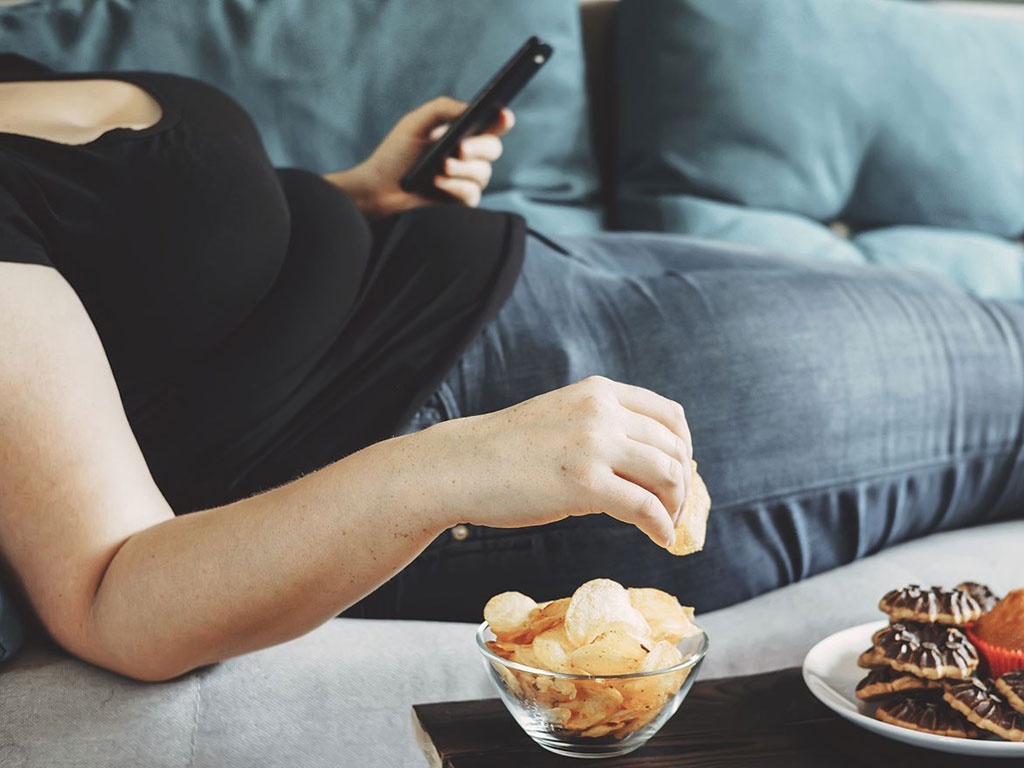 an-nhanh_iidt Ngồi cả ngày, lại còn ăn những thực phẩm không lành mạnh, dễ làm tăng nguy cơ béo phì, bệnh tim mạch, tiểu đường và sa sút trí tuệ /// Ảnh minh họa: Shutterstock