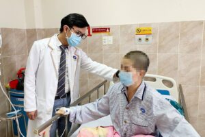 Bệnh nhân đang được chăm sóc tại bệnh viện /// ẢNH: BVCC