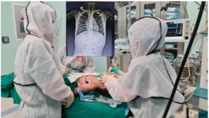 Y bác sĩ nội soi đường tiêu hóa của bé N., gắp ra được chiếc chìa khóa /// Ảnh: BVCC