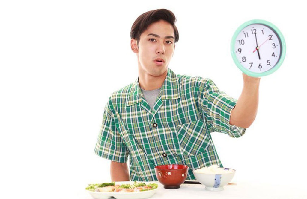 ass_gmns Ăn tối lúc 18 giờ giúp đốt cháy chất béo qua đêm tăng 10%, so với ăn tối lúc 22 giờ /// Ảnh minh họa: Shutterstock