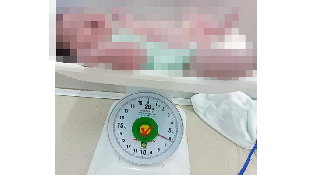begai_vntj Bé gái sơ sinh vừa chào đời tại Hà Tĩnh có cân nặng 6,2 kg /// Ảnh Tân Kỳ