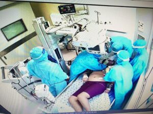 Các nhân viên y tế chăm sóc, điều trị cho bệnh nhân trong thời gian thở máy /// BVCC