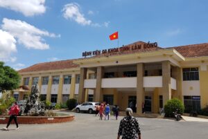 Anh Đ.Q.T bị dao dâm thấu ngực đến Bệnh viện Lâm Đồng lúc nửa đêm 29.6 /// CTV