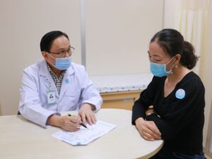 PGS.TS BS. Bùi Hữu Hoàng tư vấn chăm sóc sức khỏe cho người bệnh /// BVCC