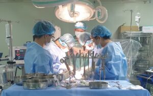 Ê kíp phẫu thuật tim của Bệnh viện Đa khoa Trung ương Cần Thơ phẫu thuật cho bệnh nhân N.V.H /// Ảnh: Đình Tuyển