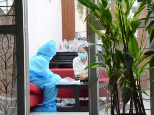 Cán bộ y tế kiểm tra tình trạng sức khỏe một F1 cách ly tại nhà /// DUY TÍNH