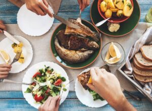 Dành thời gian nấu ăn là một trong những cách giúp bạn dễ ăn uống lành mạnh để giảm cân /// Ảnh minh họa: Shutterstock