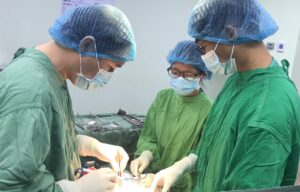 Ê kíp các bác sĩ phẫu thuật cho bệnh nhân /// Ảnh Đình Tuyển