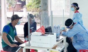 Tài xế xe lấy mẫu xét nghiệm test nhanh Covid-19 tại khu xét nghiệm dã chiến /// Ảnh: TRẦN THANH PHONG