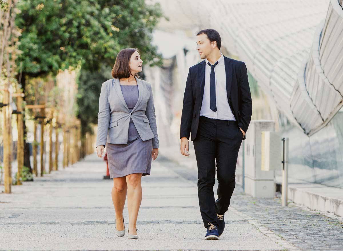 man-woman-colleagues-walking-talking-work_ifdi Điều đầu tiên bạn cần lưu ý là đi bộ với tốc độ nhẹ - vừa sau bữa ăn /// Ảnh minh họa: Shutterstock