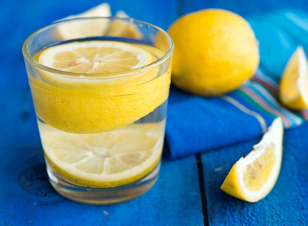 nuoc-chanh_bxiw Chanh là một nguồn cung cấp các chất dinh dưỡng như chất xơ, khoáng chất như kali, vitamin C, vitamin B6, pectin và a xít xitric. /// SHUTTERSTOCK