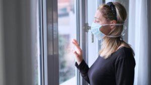 Người bệnh Covid-19 khi ở nhà cần tránh tiếp xúc với người thân /// Ảnh minh họa: Shutterstock