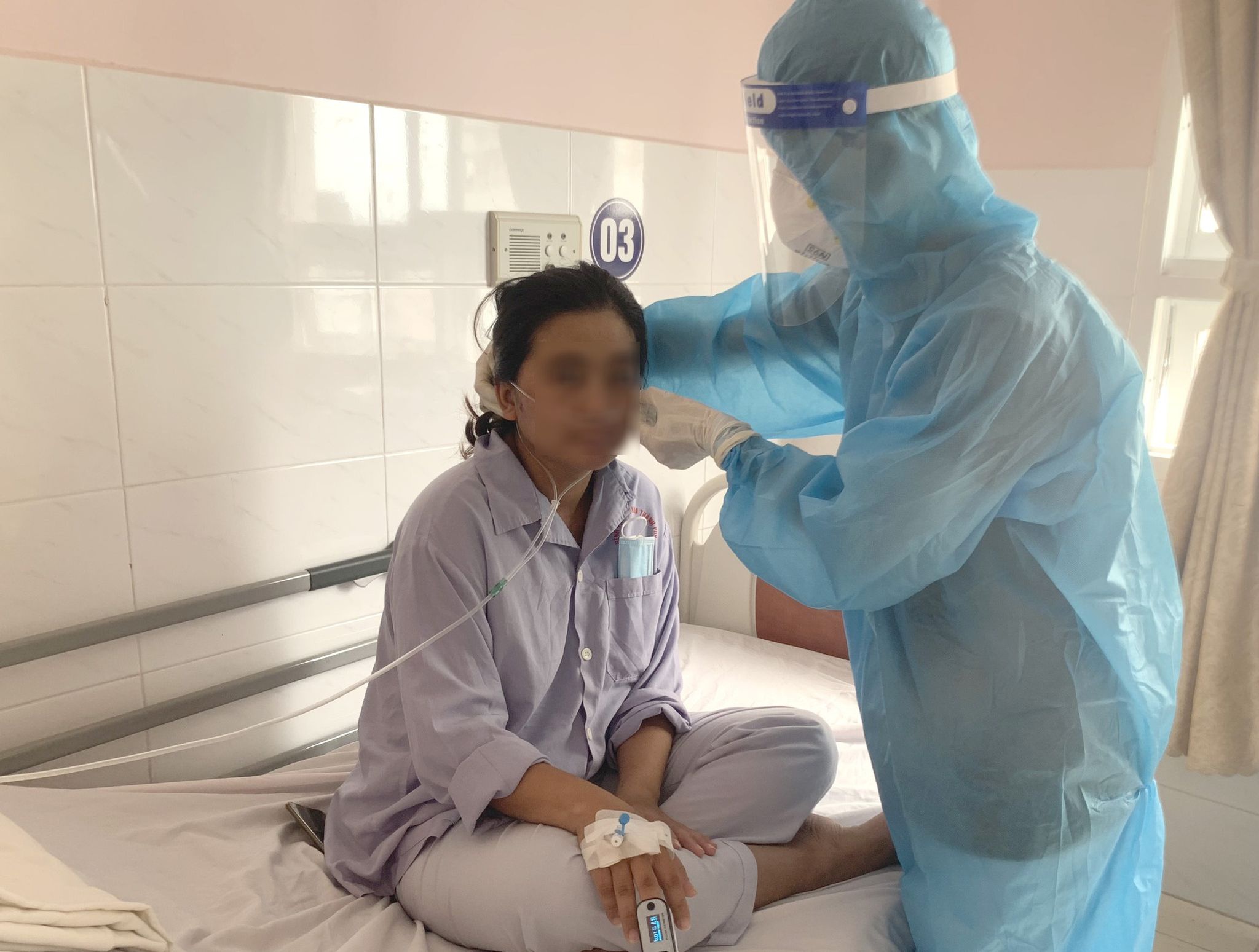 spu_biwj Sản phụ đã tỉnh táo có thể gọi điện thoại cho các bác sĩ Bệnh viện Phụ sản Cần Thơ để lần đầu tiên nhìn thấy mặt con /// Đ.T