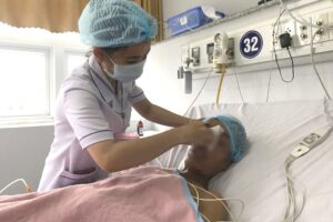 Hiện tại, bệnh nhân đã tỉnh táo, các dấu hiệu sinh tồn ổn định và được rút nội khí quản /// Ảnh Đình Tuyển