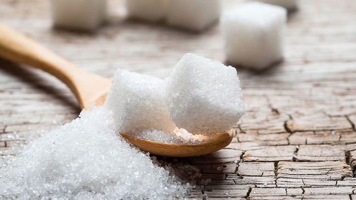 sugar-cubes-on-spoon_kljj_utep Để tránh bị kích ứng hay làm cho da sạm màu, chuyên gia khuyên nên hạn chế thực phẩm chế biến sẵn, bởi đa phần chúng chứa rất nhiều đường /// Shutterstock