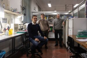 Tiến sĩ Raffaele Gianotti (giữa) và tiến sĩ Massimo Barberis (bìa phải) tại Milan, tháng 2.2021/// Ảnh: chụp màn hình The Wall Street Journal